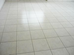 Gereinigter und glänzender Boden nach den Reinigungsarbeiten